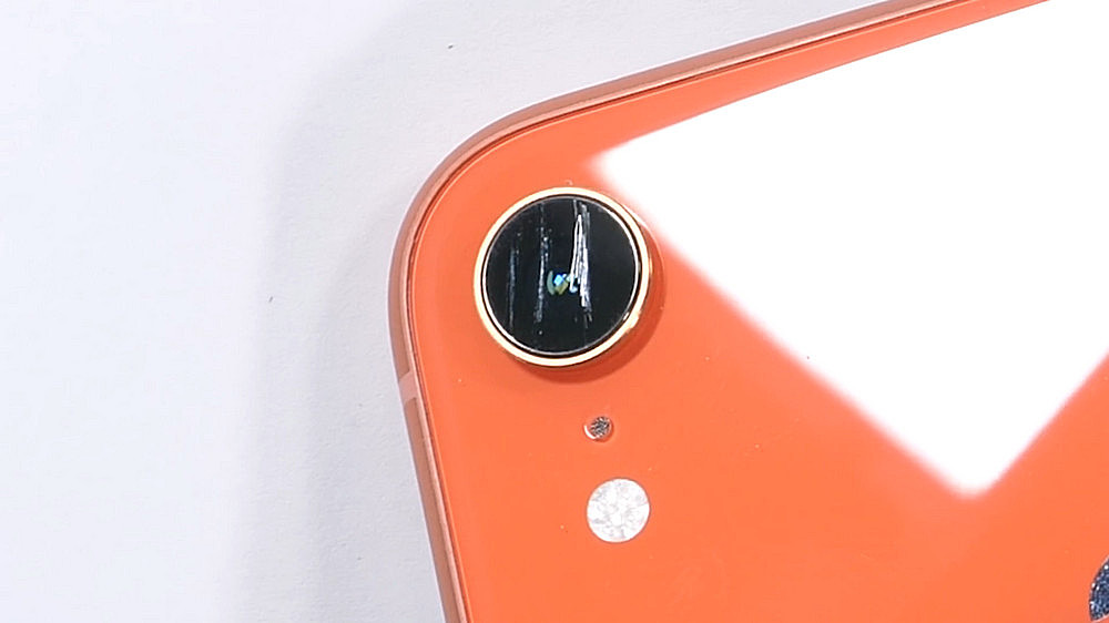 iPhone XR耐划测试，镜头有蓝宝石加持