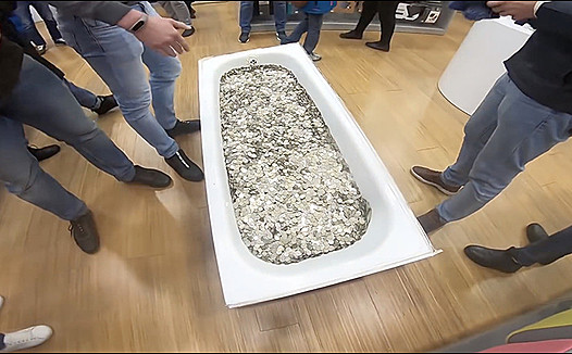 俄罗斯恶作剧：带了装满浴缸的零钱，只为买 iPhone XS