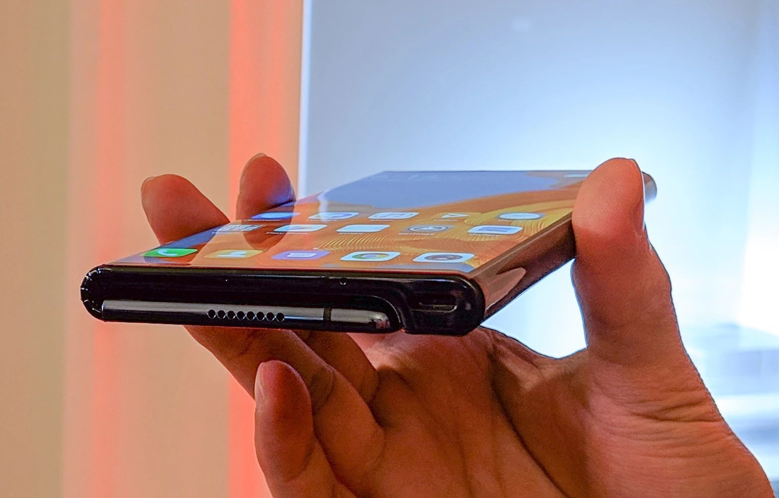 华为发布折叠屏手机 Mate X，售价1.75万；5G iPhone今年恐无法问世 