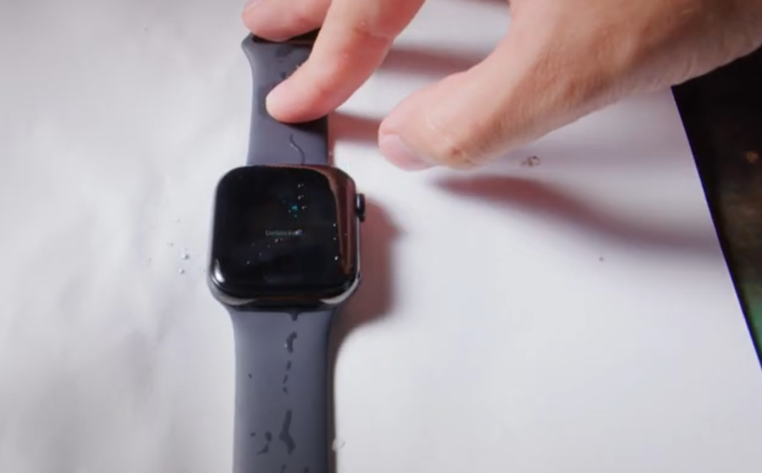 Apple Watch 的「排水功能」是如何工作的？慢动作很神奇