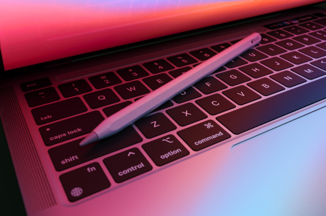 苹果新专利：为 MacBook Pro 加入手写笔，大量概念图
